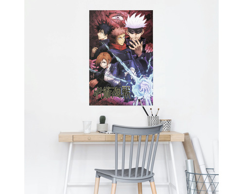 Anime poster aan de muur boven een bureau