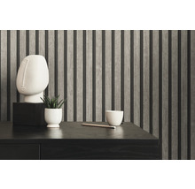 Close-up van een kamer met een accentmuur van houten latten, een bureau en decoratieve accessoires.