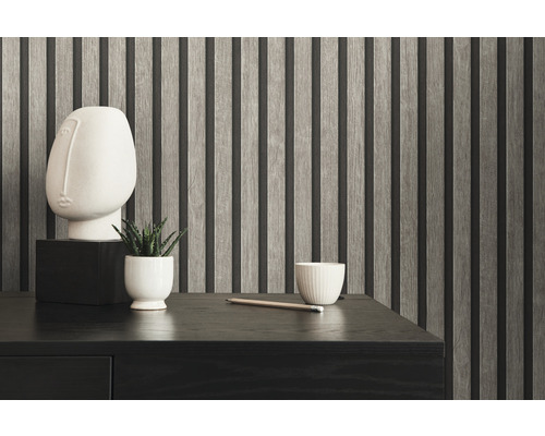 Close-up van een kamer met een accentmuur van houten latten, een bureau en decoratieve accessoires.