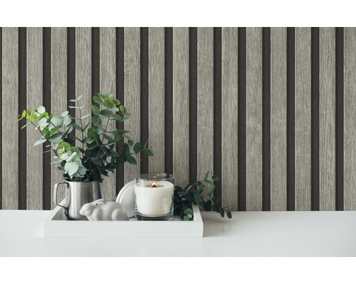 Decoratief houten lambrisering behang met kaars en eucalyptus op dienblad