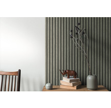 Kamerweergave met wandpanelen, stapel boeken en decoratieve objecten op een tafel