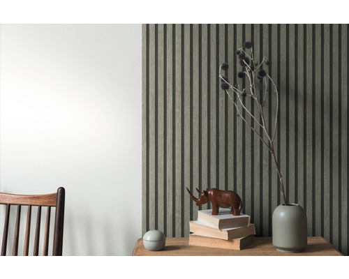 Kamerweergave met wandpanelen, stapel boeken en decoratieve objecten op een tafel