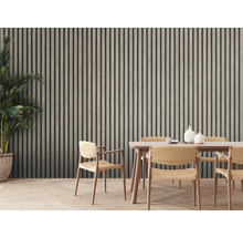 Eetkamer met houten tafel, stoelen en wandpanelen met houtlook