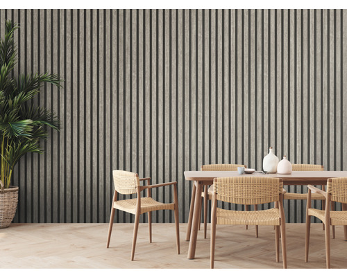 Eetkamer met houten tafel, stoelen en wandpanelen met houtlook