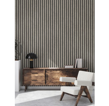 Woonkamer met houten lambrisering, dressoir en fauteuil