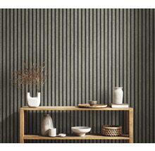 Houten wandpanelen met decoratieve objecten op een houten plank