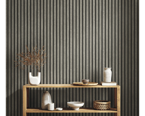 Houten wandpanelen met decoratieve objecten op een houten plank