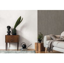 Woonkamer met wandpanelen, commode en decoratie voor een moderne sfeer.