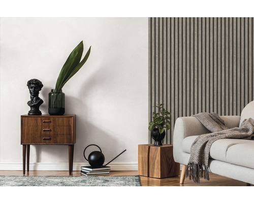 Woonkamer met wandpanelen, commode en decoratie voor een moderne sfeer.