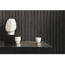 Decoratief stilleven op een donker houten bureau voor een gestructureerd wandbehang.