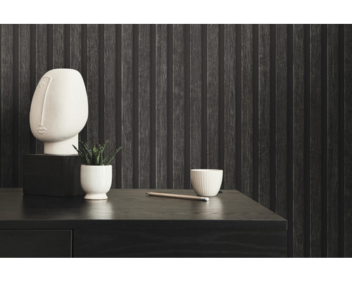 Decoratief stilleven op een donker houten bureau voor een gestructureerd wandbehang.