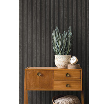Decoratieve muur met houten paneel look, dressoir en kamerplant