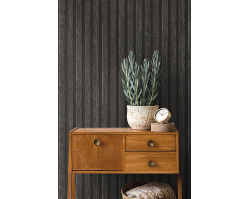 Decoratieve muur met houten paneel look, dressoir en kamerplant