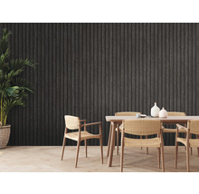 Eetkamer met eettafel, stoelen en donkere houten lambrisering