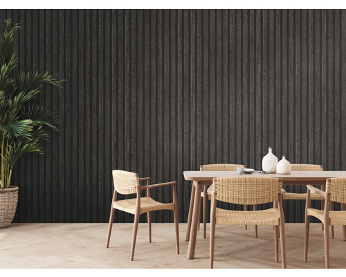 Eetkamer met eettafel, stoelen en donkere houten lambrisering