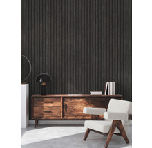 Woonkamer met donker houten lambrisering behang, dressoir en fauteuil