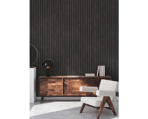 Woonkamer met donker houten lambrisering behang, dressoir en fauteuil