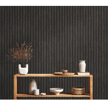 Decoratieve wandbekleding met houten lambrisering en houten rek met vazen