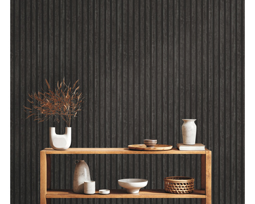 Decoratieve wandbekleding met houten lambrisering en houten rek met vazen