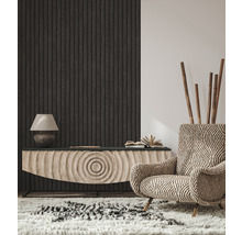 Woonkamer met dressoir, lamp, fauteuil en tapijt voor een gezellige sfeer.