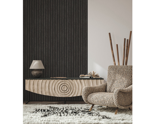 Woonkamer met dressoir, lamp, fauteuil en tapijt voor een gezellige sfeer.