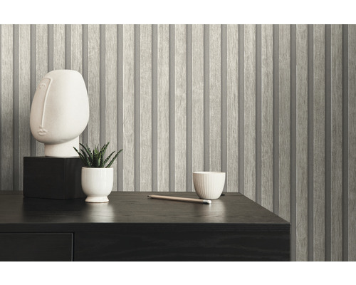 Close-up van een houten lambrisering behang met decoratieve elementen op een tafel