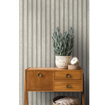 Scene met houten lambrisering behang, commode en kamerplant.