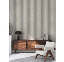 Woonkamer met gegroefd behang, dressoir en fauteuil