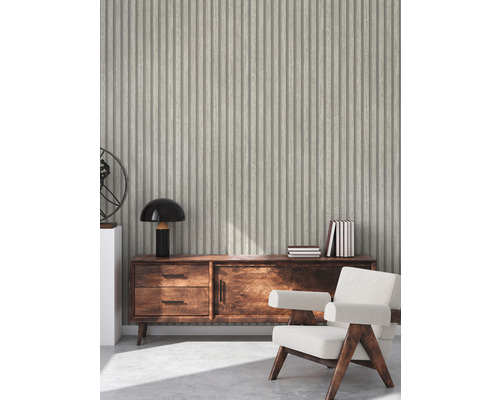 Woonkamer met gegroefd behang, dressoir en fauteuil