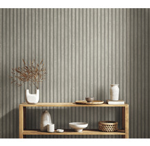 Decoratieve wand met houten lambriseringbehang en plank met decoratieve objecten