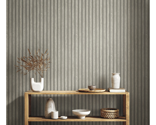 Decoratieve wand met houten lambriseringbehang en plank met decoratieve objecten