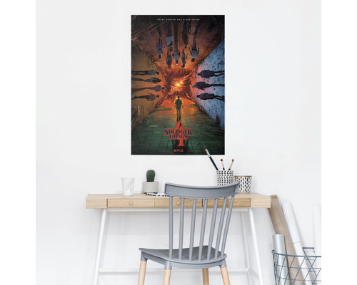 Decoratieve Stranger Things Seizoen Vier poster aan een muur boven een bureau