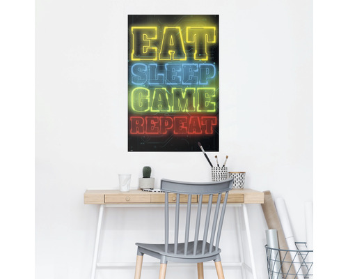 Poster met de tekst ''Eten Slapen Spelen Herhalen'' boven een bureau