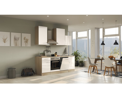 Lichte keuken met inbouwapparatuur en eethoek in modern design.