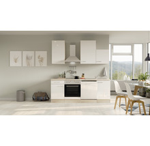 Lichte keuken met witte kasten, afzuigkap en inbouwapparatuur in een modern ingerichte ruimte.