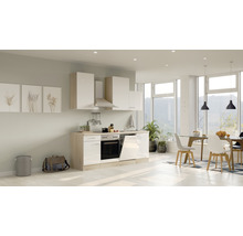 Lichte keuken met boven- en onderkasten, afzuigkap en inbouwapparatuur in een modern ingerichte ruimte.