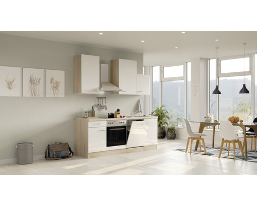 Lichte keuken met boven- en onderkasten, afzuigkap en inbouwapparatuur in een modern ingerichte ruimte.