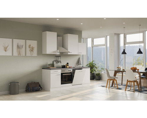 Lichte keuken met witte kasten, afzuigkap en eethoek