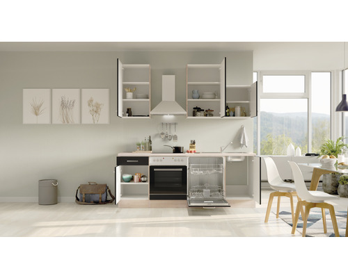 Lichte keuken met keukenkasten, fornuis, gootsteen en vaatwasser in een ruime kamer.