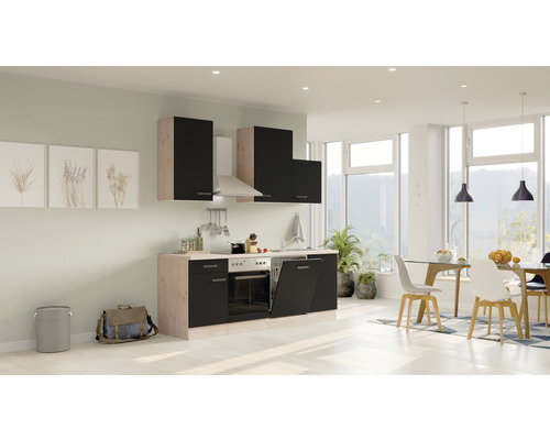 Lichte keuken met boven- en onderkasten, afzuigkap en geïntegreerde apparatuur in een lichte ruimte.