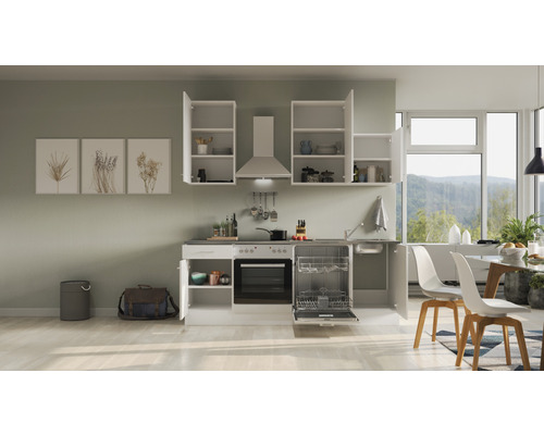 Lichte keuken met inbouwkasten, spoelbak, vaatwasser en eettafel