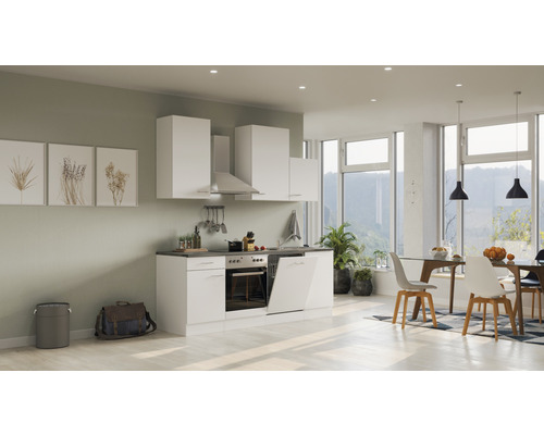 Licht, modern keukenontwerp met witte kasten, eettafel en stoelen in een ruime kamer.