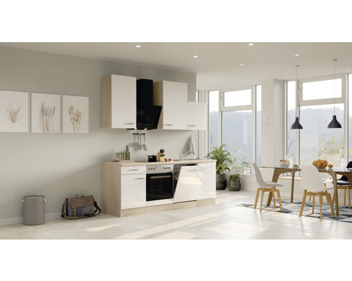 Moderne inbouwkeuken in een lichte ruimte met eethoek.