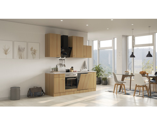 Lichte keuken met inbouwkasten, afzuigkap en eettafel in een ruime kamer.