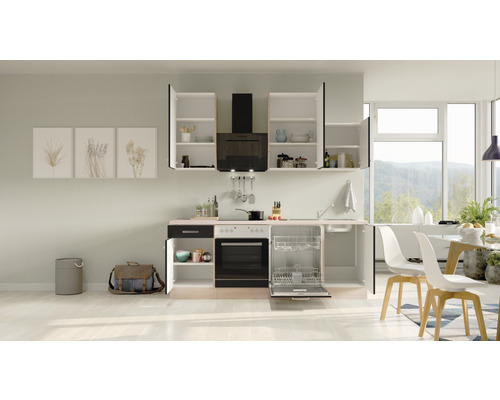 Moderne keuken met inbouwkasten, afzuigkap, vaatwasser en eethoek