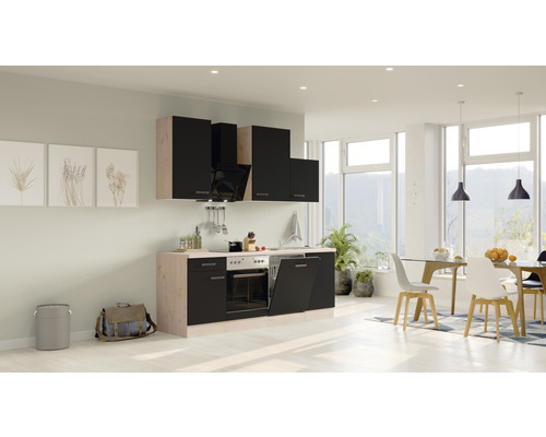 Keuken met bovenkasten, afzuigkap en inbouwapparatuur in een heldere, modern ingerichte ruimte