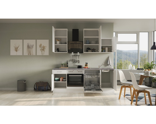 Keukenblok met bovenkasten, spoelbak, fornuis, oven en vaatwasser in een lichte keuken.