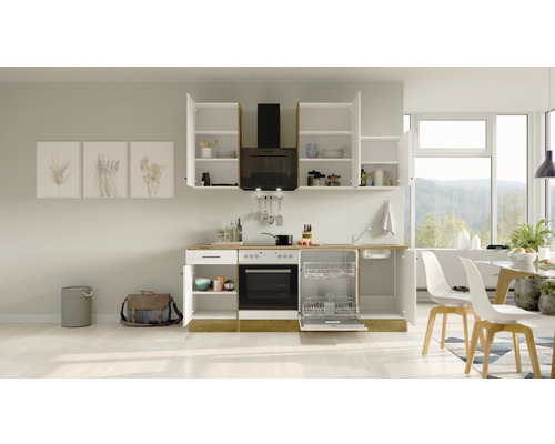 Moderne keuken met witte kasten, afzuigkap en vaatwasser in een lichte ruimte.