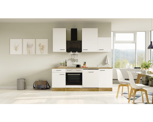 Moderne keuken met witte kasten en zwarte afzuigkap