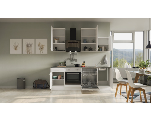 Lichte keuken met inbouwkasten, spoelbak, fornuis en vaatwasser.